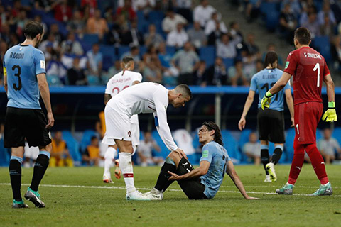 Ronaldo dìu Cavani rời sân là khoảnh khắc đẹp nhất World Cup 2018 ảnh 1